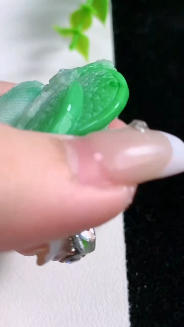 天然A货翡翠白菜吊坠，尺寸52-37-14.5，重:38.08g
3月5日