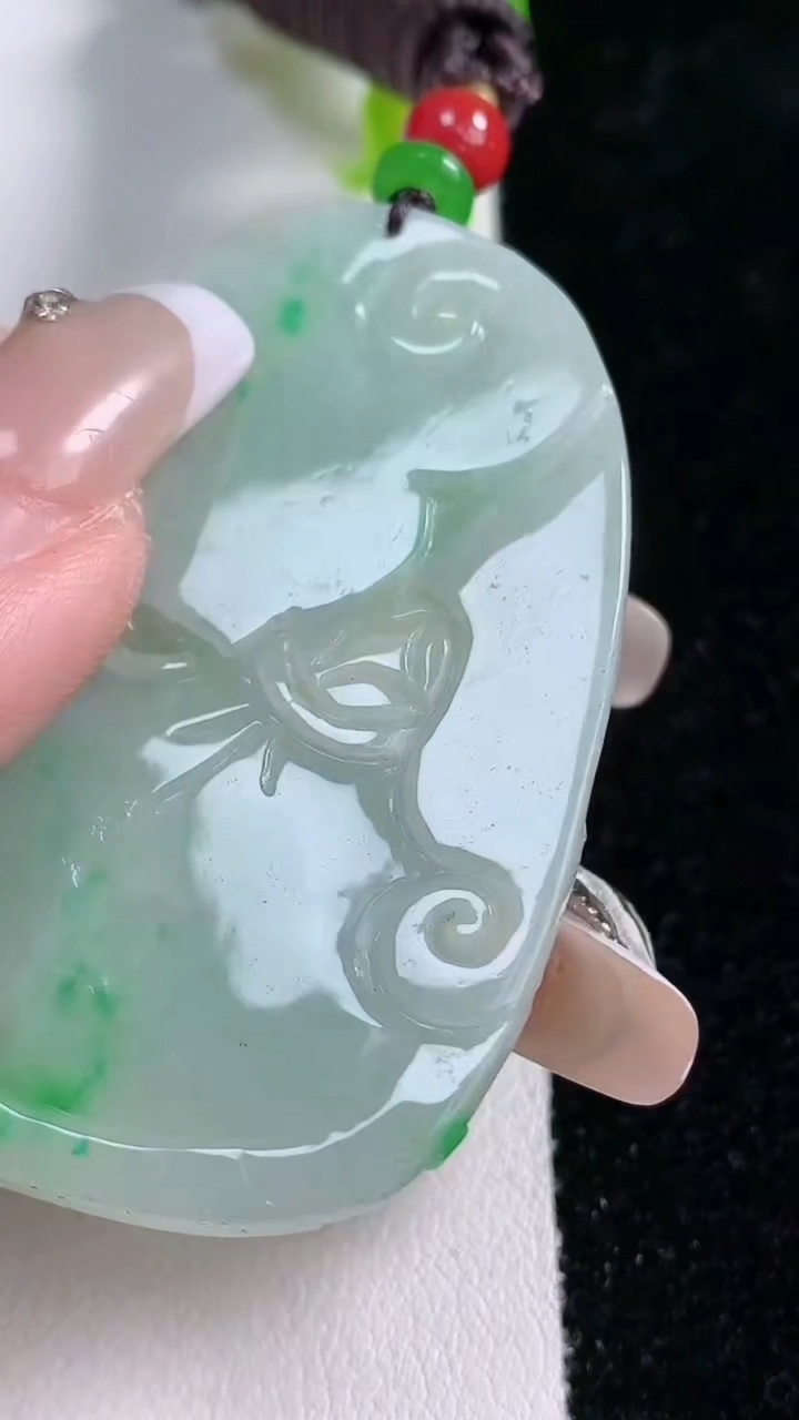 天然A货翡翠山水牌吊坠，尺寸56-35.5-6.6，重:26.52g
3月5日