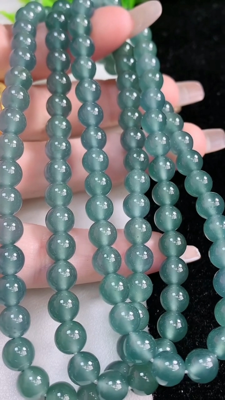 天然A货翡翠种蓝水圆珠项链108颗，尺寸7，重:63.08g3月5日
工厂直销收藏佳品,种好水足，色泽均匀，有种有色，上手高大气！