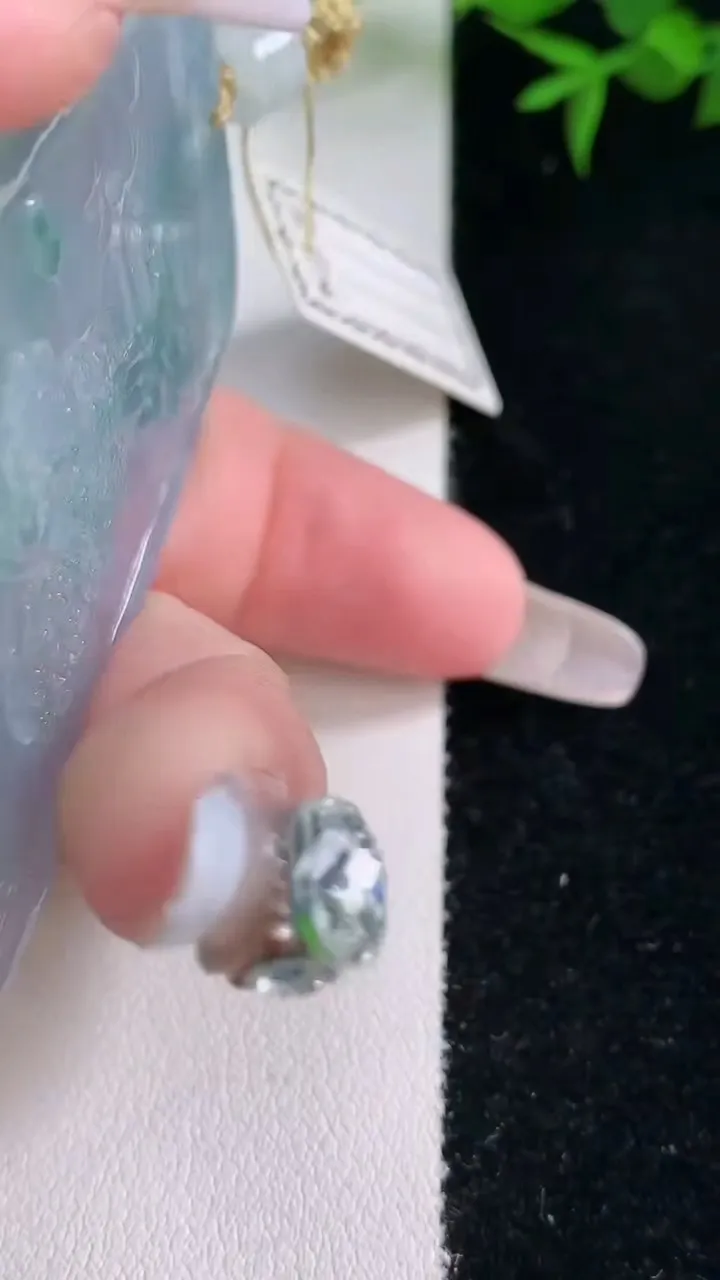 天然A货翡翠紫罗兰飘花山水牌吊坠，尺寸67.7-43.2-5.2，重量:44.67g
3月5日