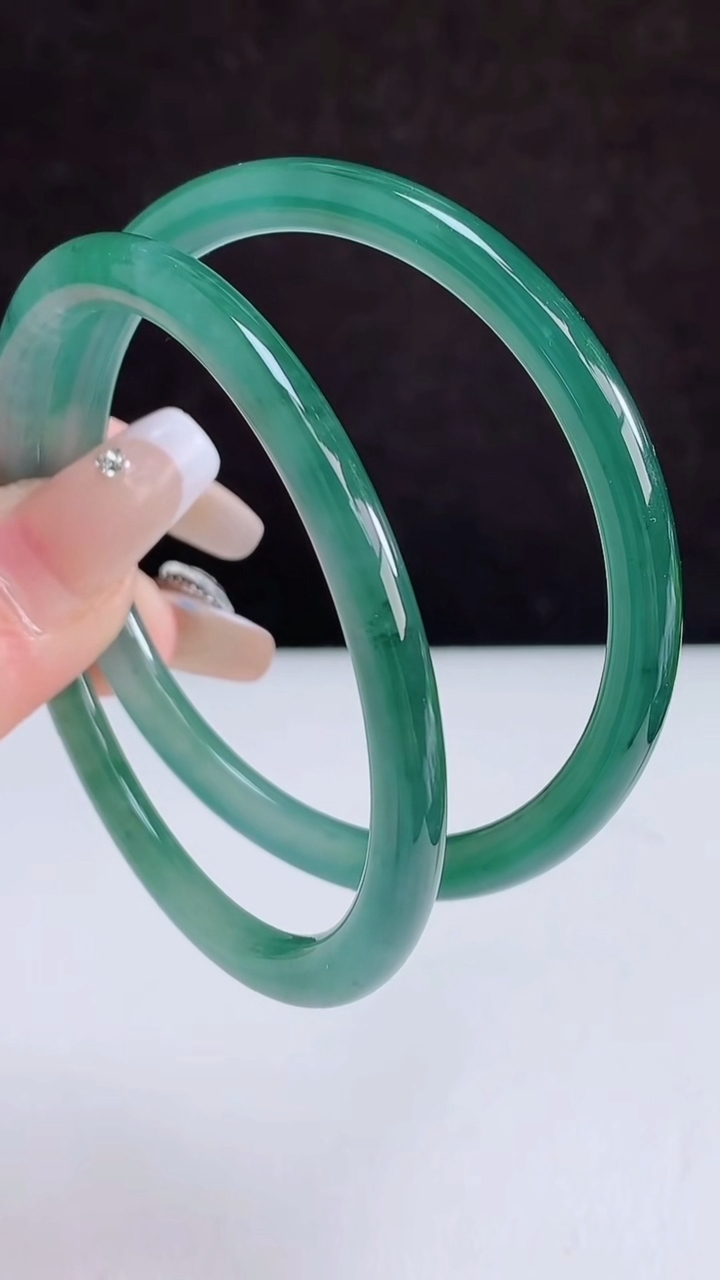 圈口55-56翡翠a货蓝水叮当镯一对尺寸55.6-4.5，重量:32.67g3月5日