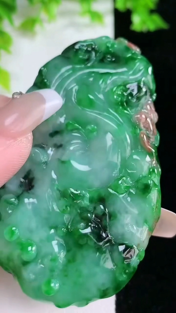 天然A货翡翠龙牌吊坠，尺寸70-43-9，重:41.70g
3月5日