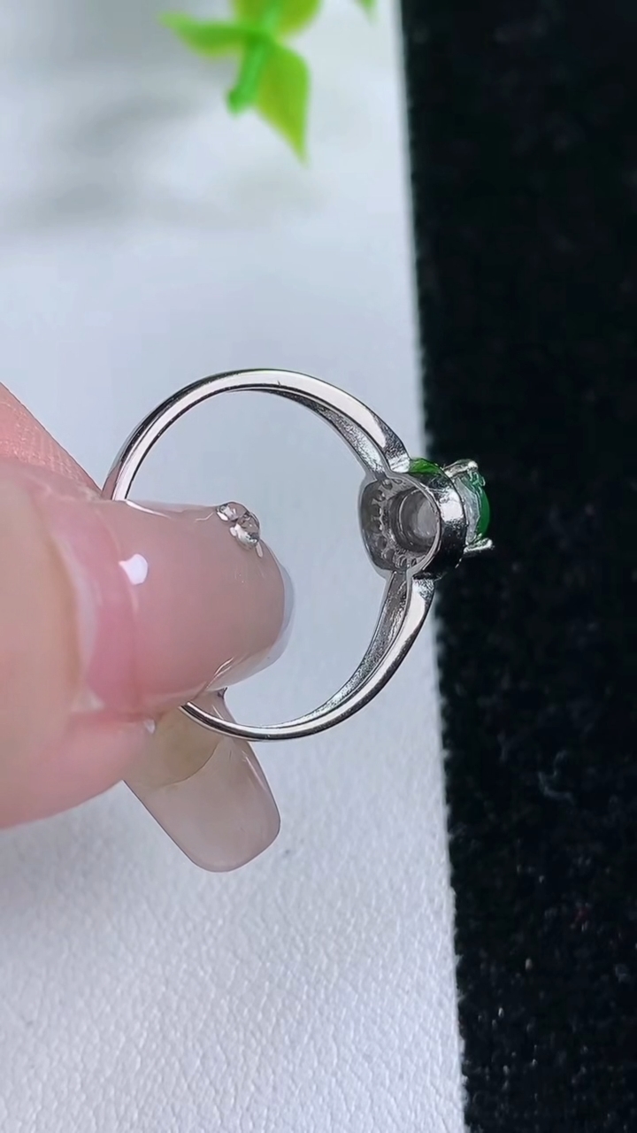 天然A货翡翠蛋面戒指，尺寸7.2-5，重:1.62g2026年3月5日
工厂直销收藏佳品,种好水足，色泽均匀，有种有色，上手高大气！