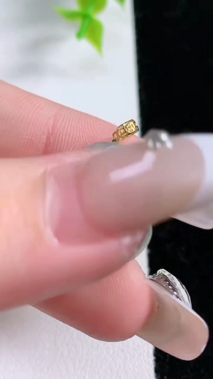 天然A货翡翠佛公吊坠，尺寸27-22.8-4，重:2.81g
3月5日