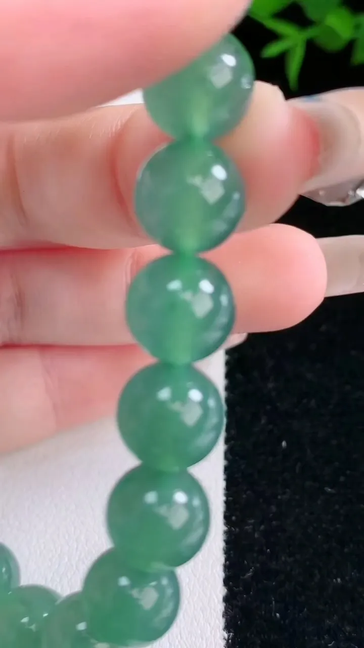 天然A货翡翠圆珠手串，尺寸9.8-20颗，重量:32.93g3月5日
工厂直销收藏佳品,种好水足，色泽均匀，有种有色，上手高大气！