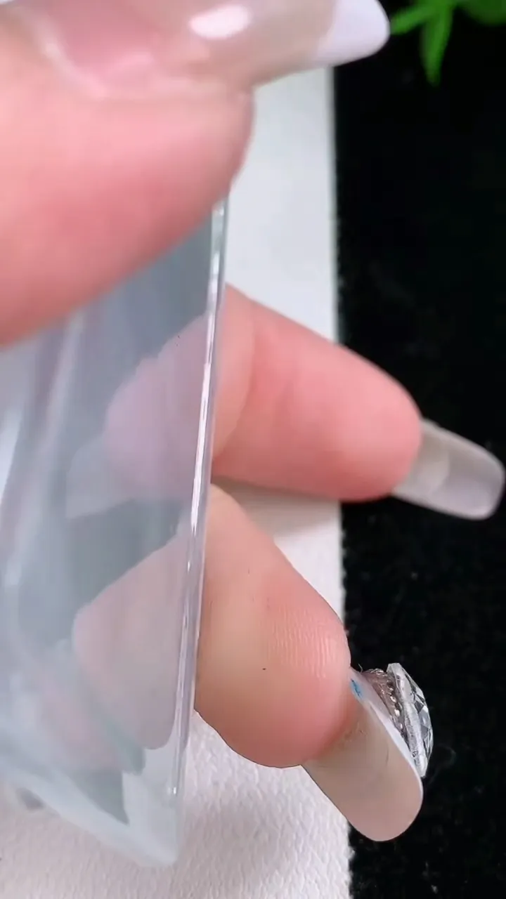 天然A货翡翠种白冰龙牌吊坠，尺寸64.2-41.5-7.2，重量:38.82g
3月5日