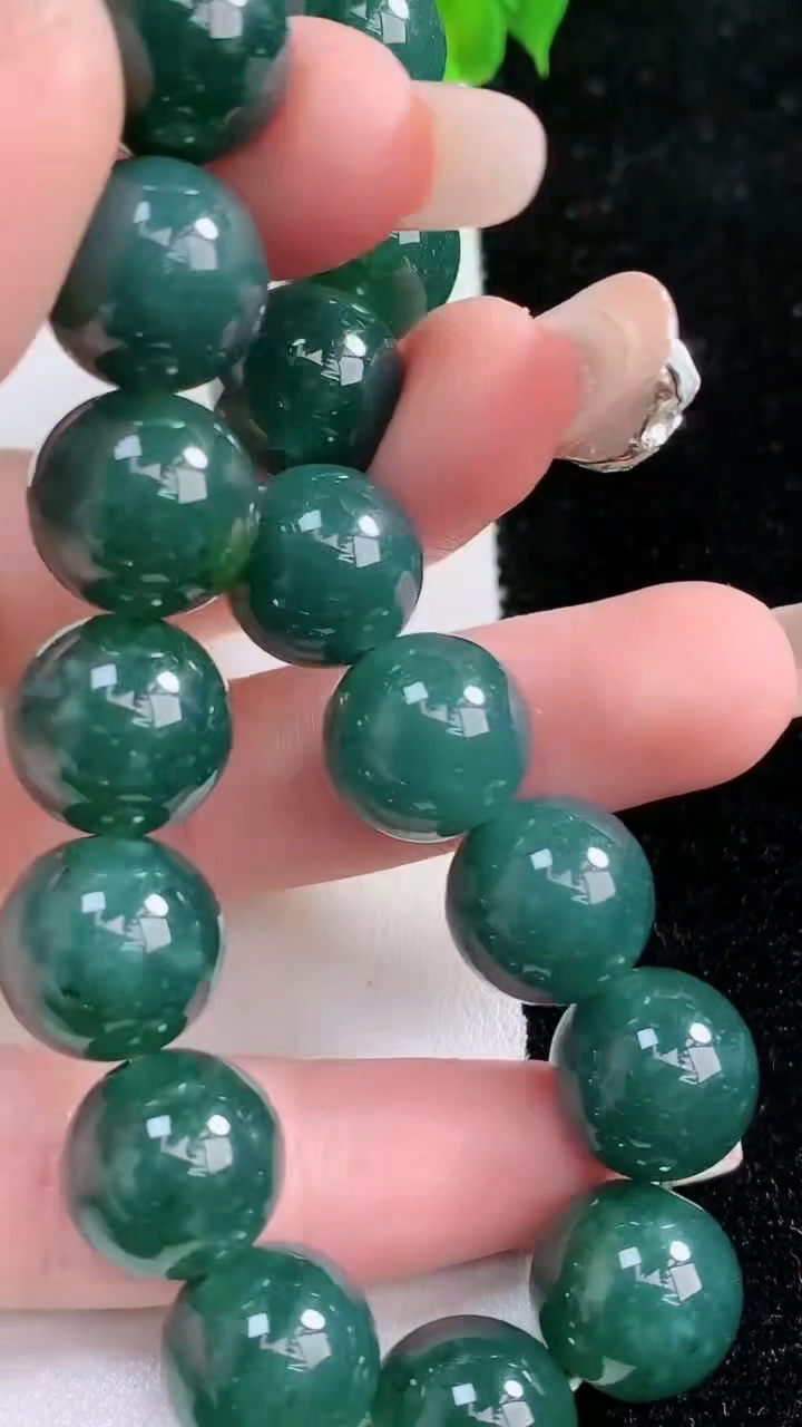 天然A货翡翠圆珠手串，尺寸12.5，重:57.27g3月5日
工厂直销收藏佳品,种好水足，色泽均匀，有种有色，上手高大气！