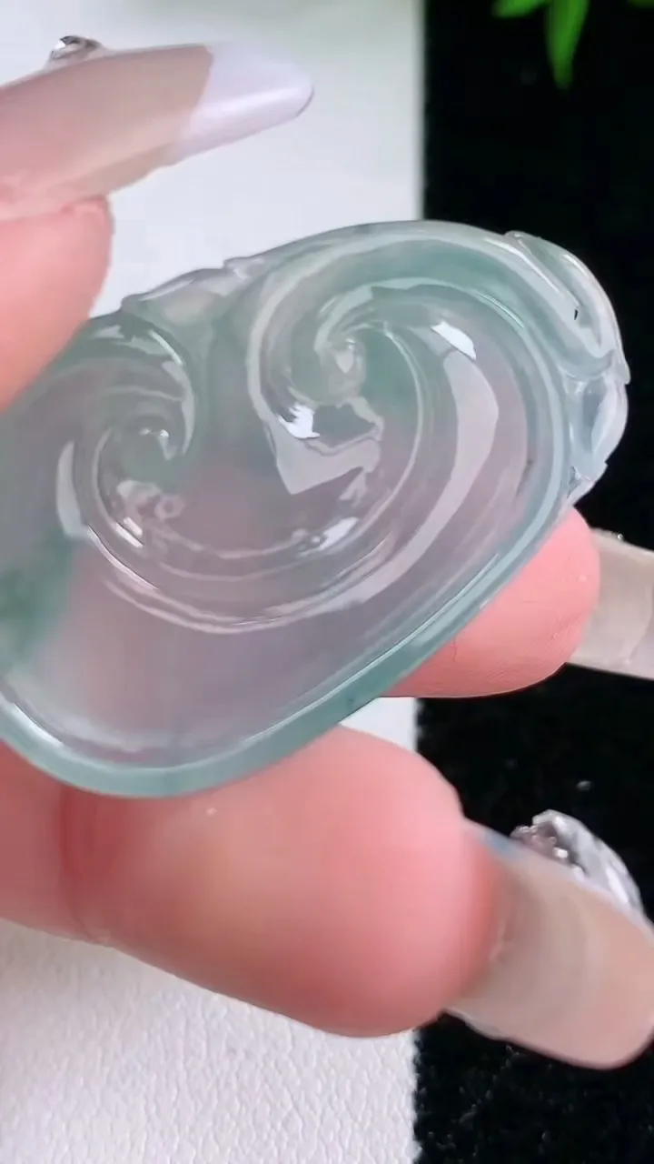 天然A货翡翠种飘花如意吊坠，尺寸35.7-21.6-6，重量:8.89g
3月5日