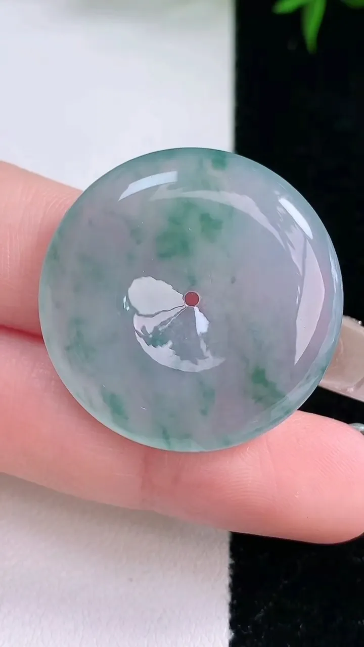 天然A货翡翠种飘花平安扣吊坠，尺寸29.8-5.6，重量10.32g
3月5日