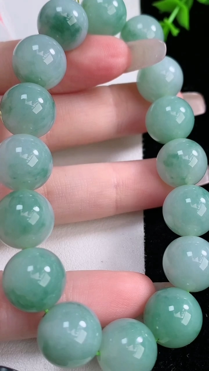 天然A货翡翠圆珠手串，尺寸12.7-16颗，重量:57.44g3月5日
工厂直销收藏佳品,种好水足，