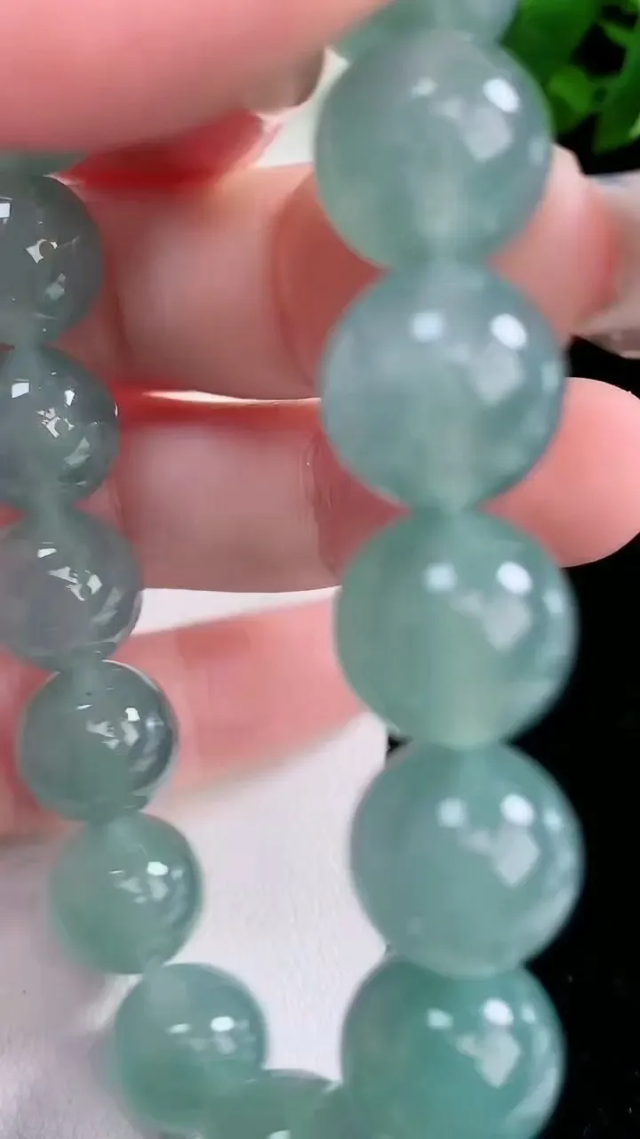 天然A货翡翠圆珠手串，尺寸12-17颗，重量:49.24g3月5日
工厂直销收藏佳品,种好水足，色泽均匀，有种有色，上手高大气！