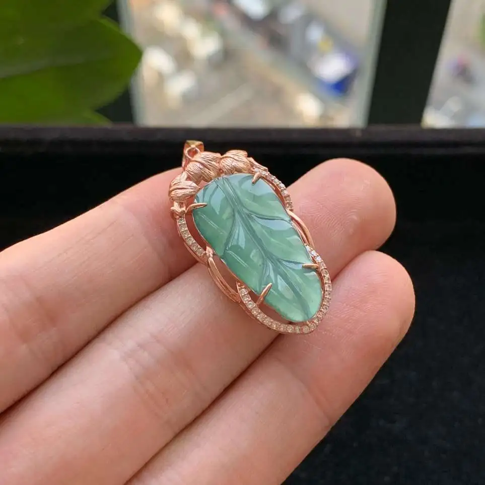 A货天然翡翠冰糯种925银满绿叶子吊坠重量2.84
3月5日