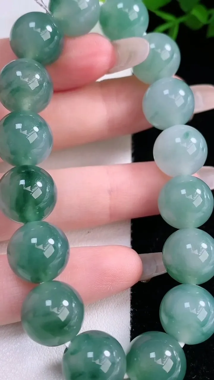 天然A货翡翠种飘花圆珠手串，尺寸12.6-16颗，重量:53.92g3月5日
工厂直销收藏佳品,种好水足，色泽均匀，有种有色，上手高大气！