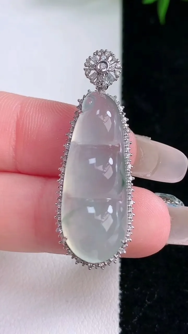 天然A货翡翠种飘花福豆吊坠，尺寸38.8-13.4-9.5，裸石29.2-11.2重量:5.90g
3月5日