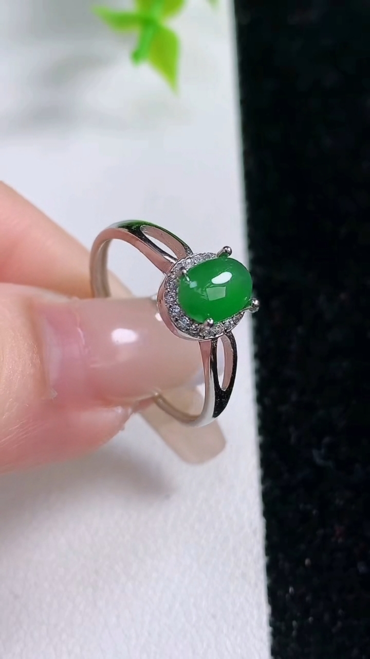 天然A货翡翠蛋面戒指，尺寸7.2-5，重:1.62g2026年3月5日
工厂直销收藏佳品,种好水足，色泽均匀，有种有色，上手高大气！