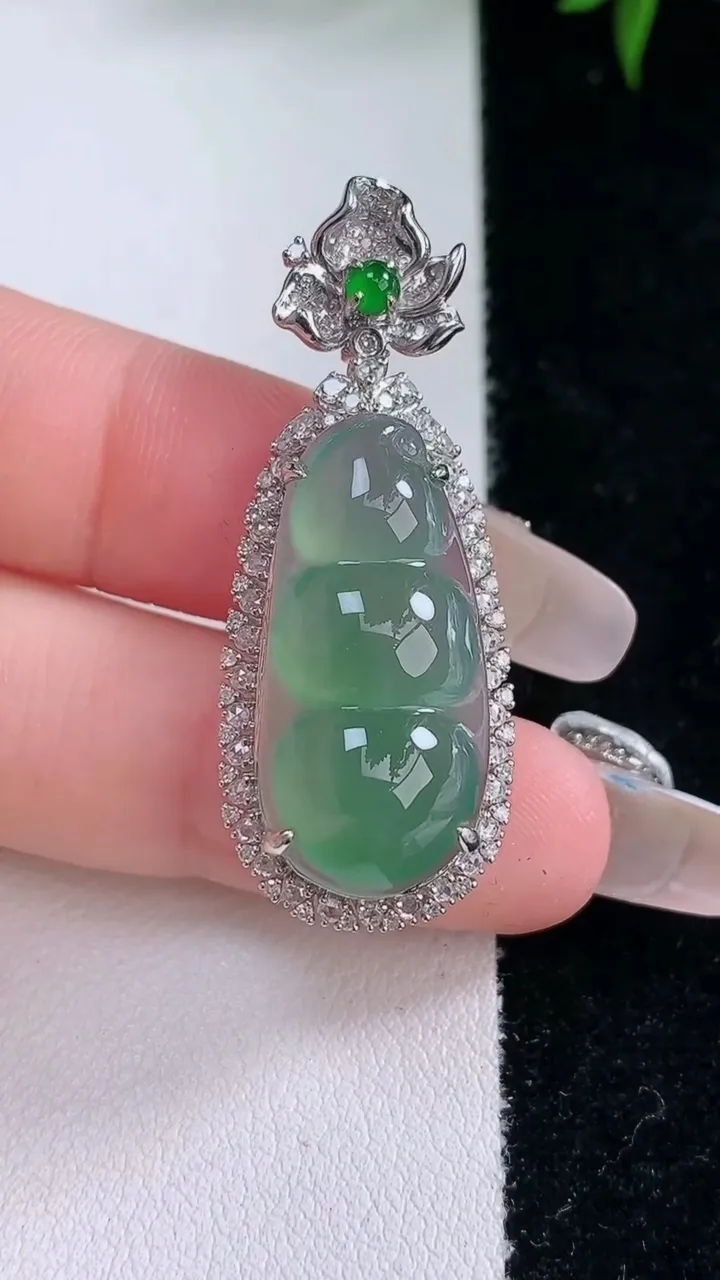 天然A货翡翠福豆吊坠，尺寸41-15.2-9.4，裸石25-11.8重量:6.37g
3月5日