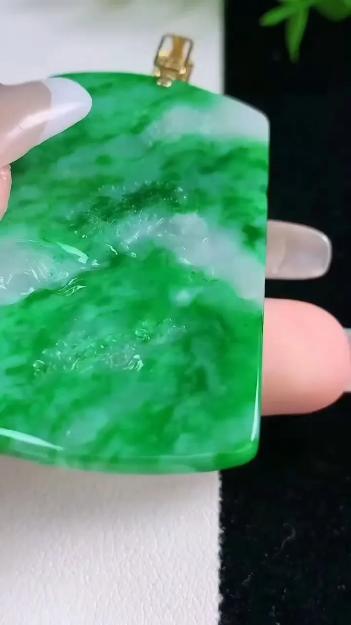 天然A货翡翠山水牌吊坠，尺寸53-37.7-5，重量:26.89g
3月5日