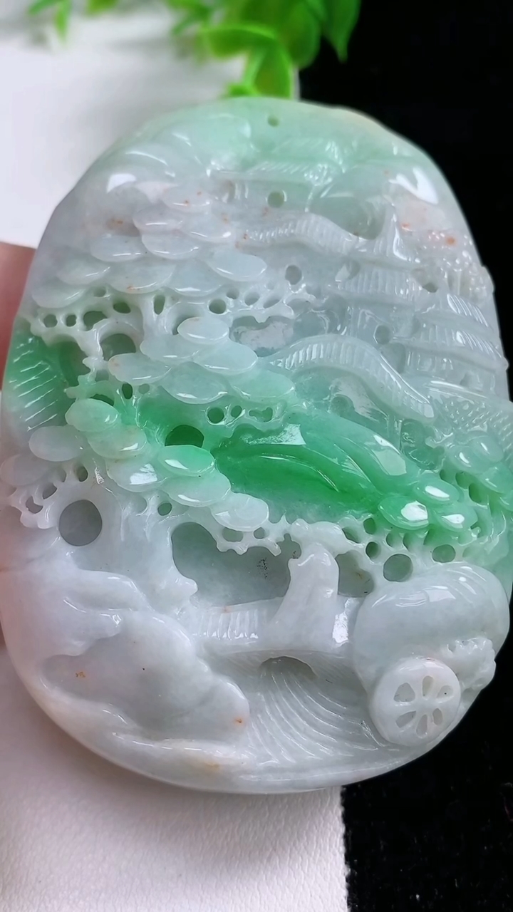 天然A货翡翠山水牌吊坠，尺寸72.2-52.5-16.5，重:116.60g
3月5日