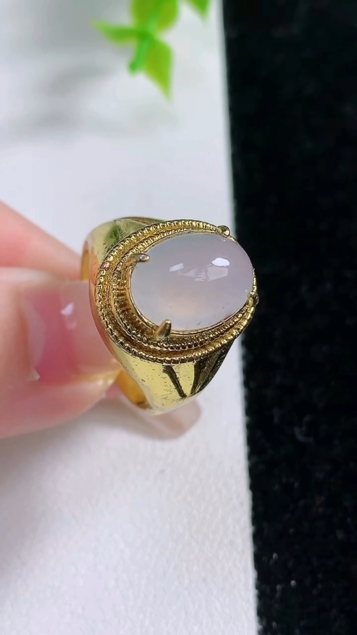 天然A货翡翠蛋面戒指，尺寸11.8-8.1-5.3，重:9.10g2026年3月5日
工厂直销收藏佳品,种好水足，色泽均匀，有种有色，上手高大气！