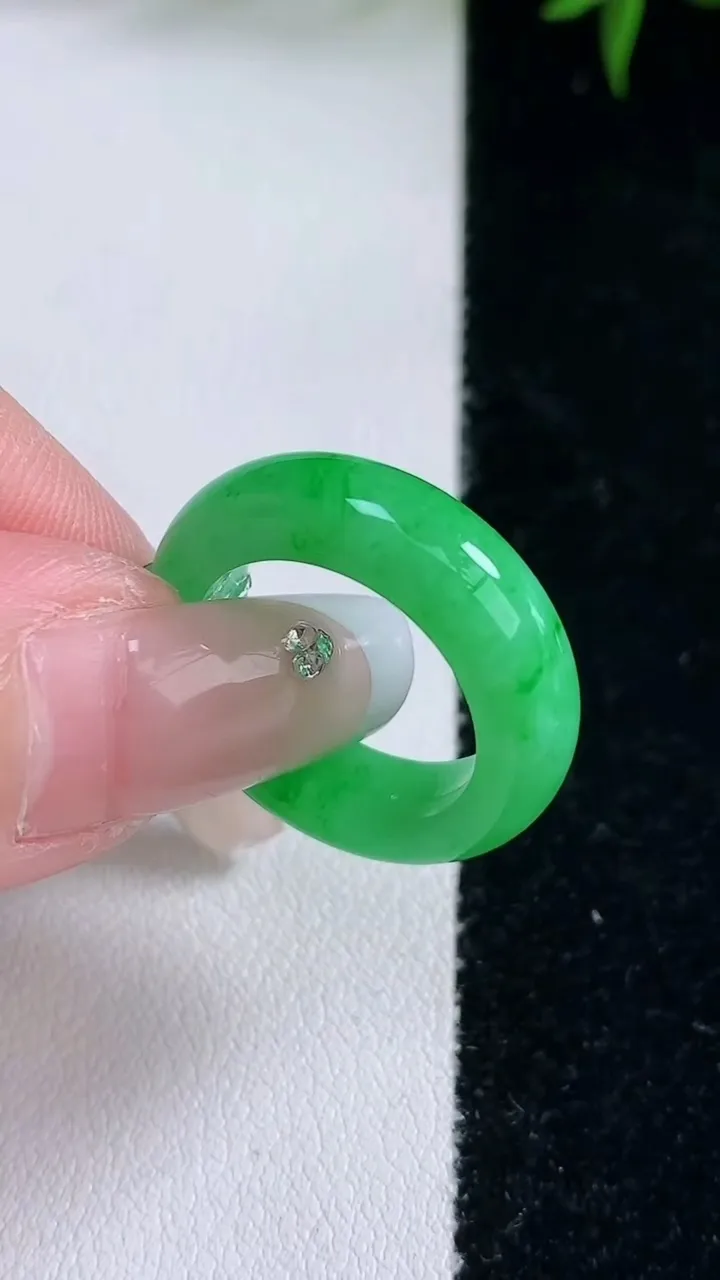 天然A货翡翠指环戒指，尺寸16.7-5.5-3.3，重量:4.61g2026年3月5日
工厂直销收藏佳品,种好水足，色泽均匀，有种有色，上手高大气！