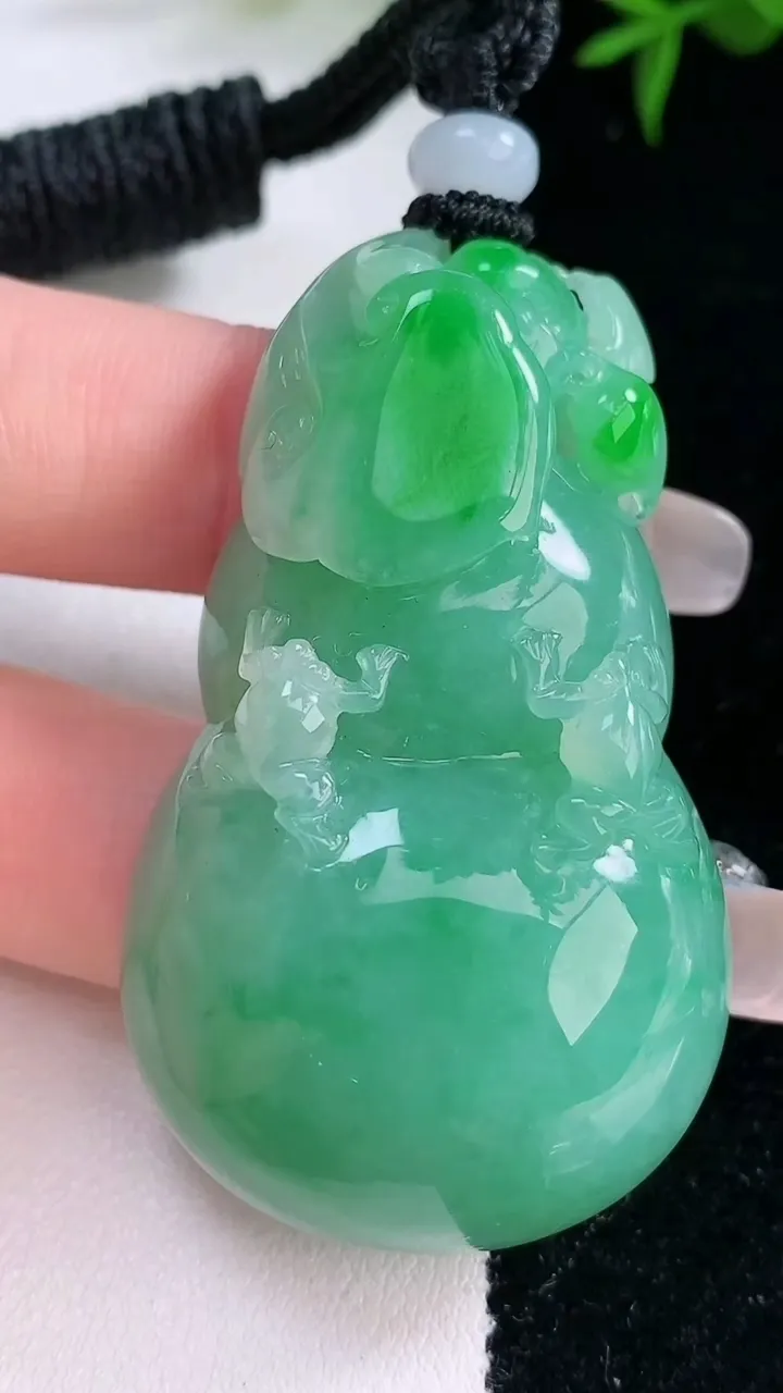 天然A货翡翠葫芦吊坠，尺寸52.6-32-12.7，重量:44.45g
3月5日