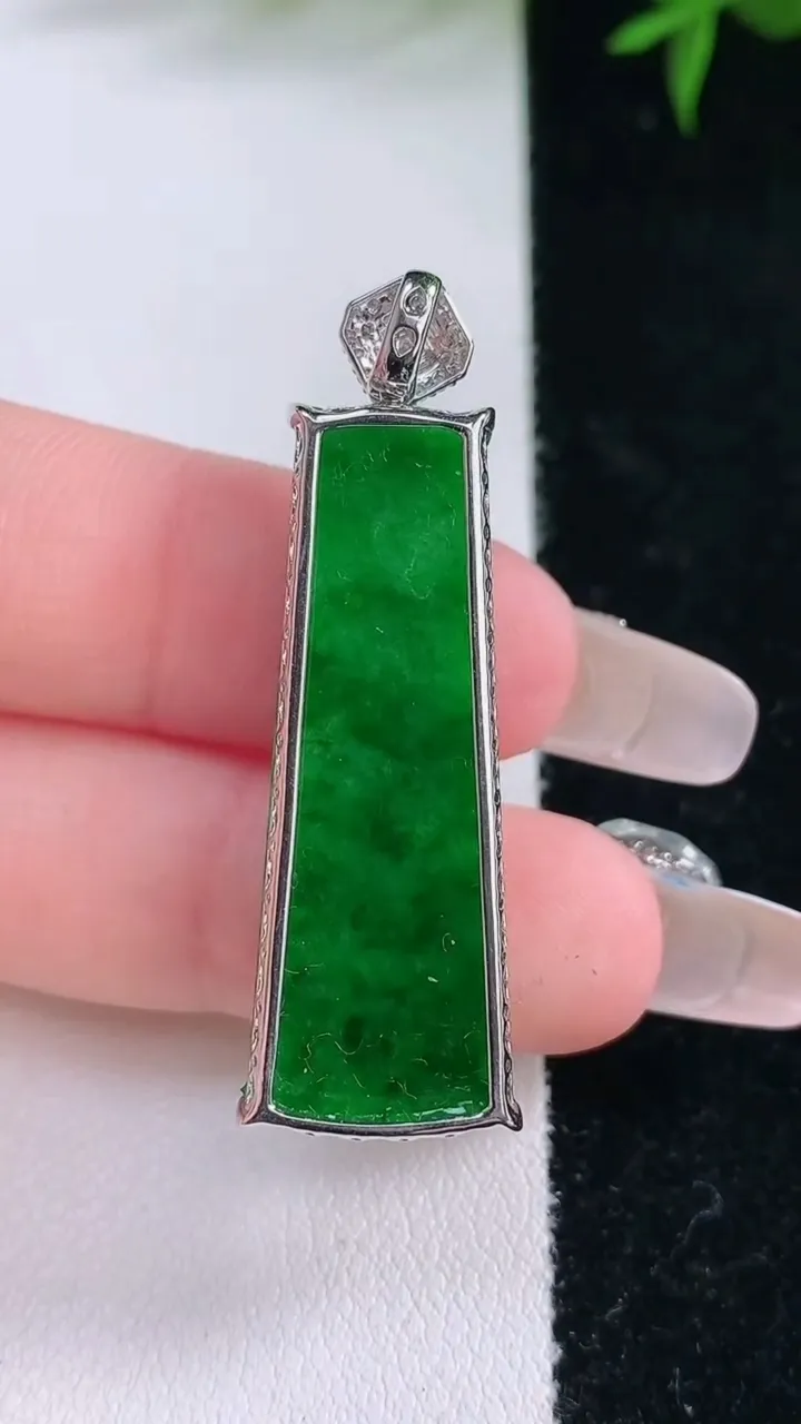 天然A货翡翠无事牌吊坠，尺寸35.6-12.4-7.2，重量:6.00g
3月5日