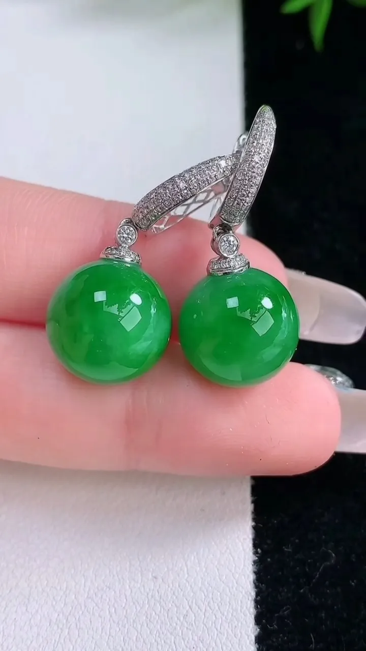 天然A货翡翠圆珠耳坠，尺寸13.8，重量:10.29g3月5日
工厂直销收藏佳品,种好水足，色泽均匀
