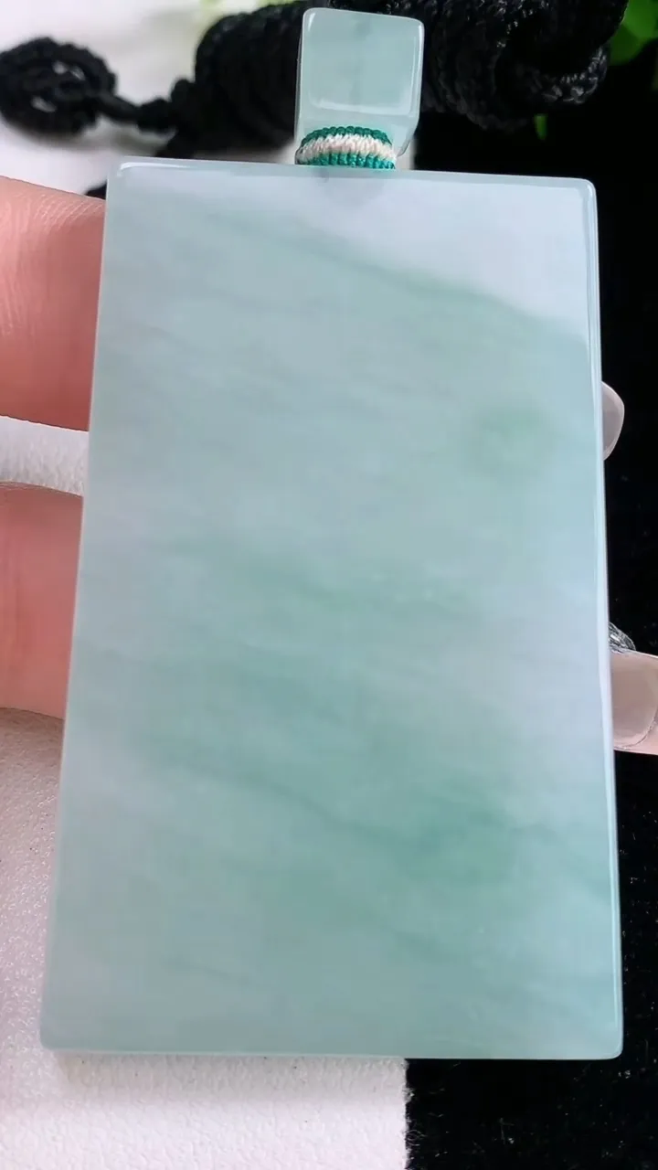 天然A货翡翠无事牌吊坠，尺寸58-36-5.4，重量:43.81g
3月5日