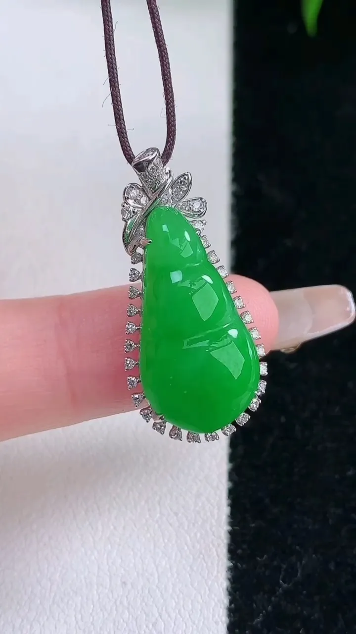 天然A货翡翠福豆吊坠，尺寸28-13.4-7.4，裸石20.8-10.7重量:3.89g
3月5日