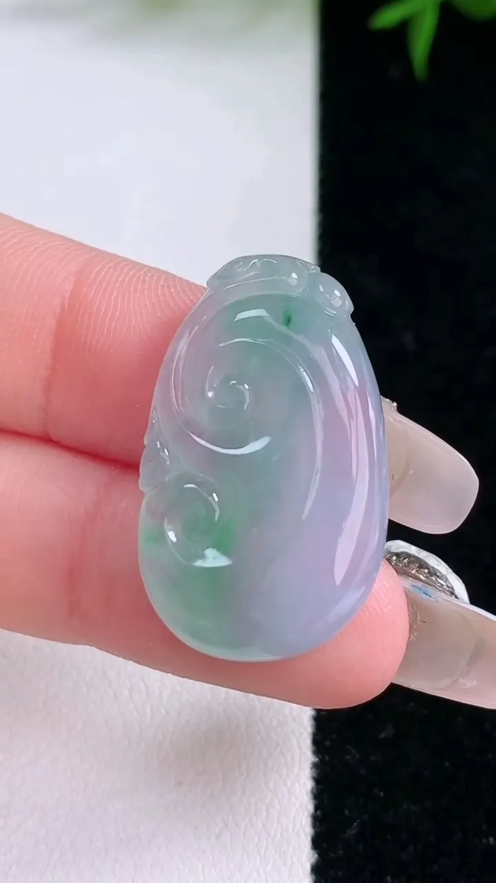 天然A货翡翠如意吊坠，尺寸28.3-17-5.4，重量:5.39g
3月5日