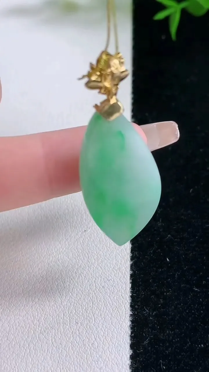 天然A货翡翠随形吊坠，尺寸31.4-15.5-4.7，重量:5.60g
3月5日