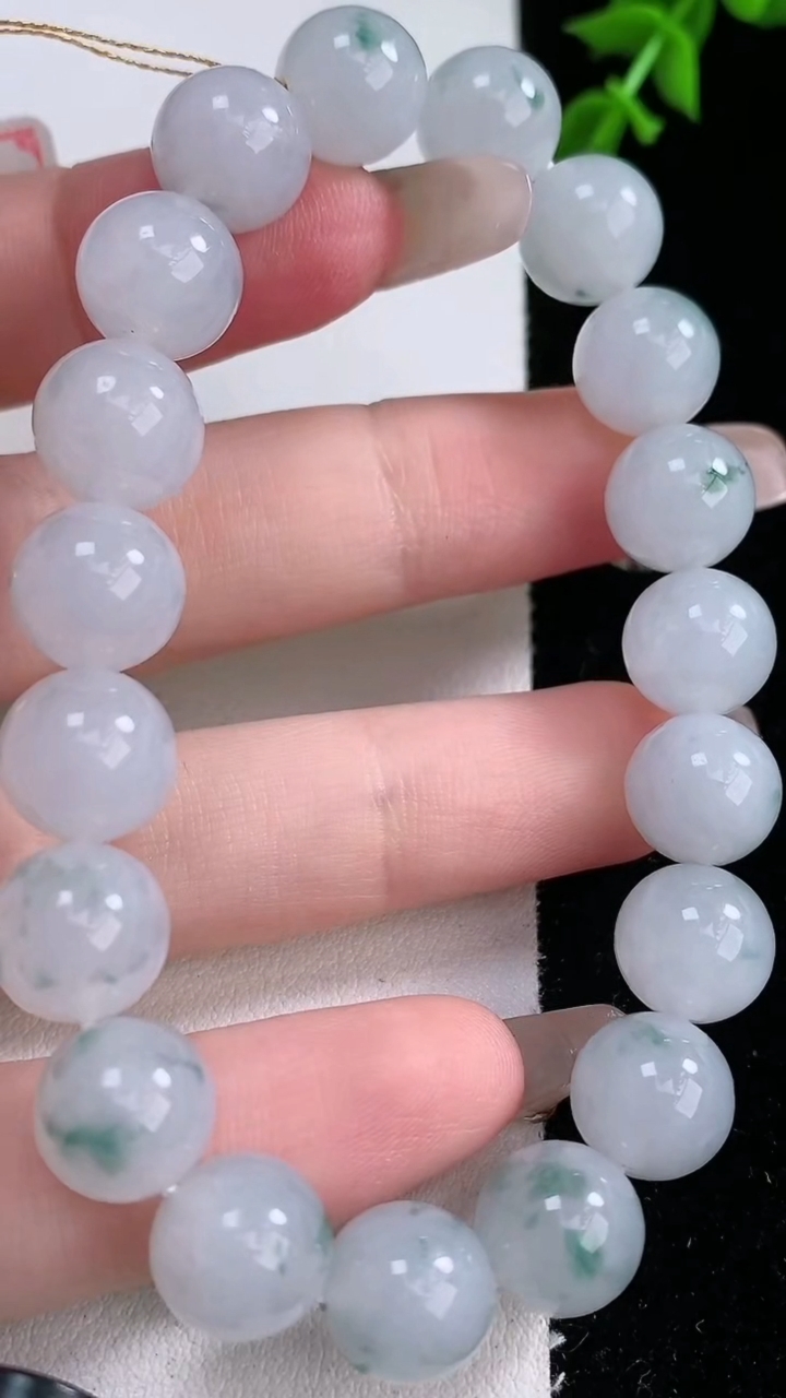 天然A货翡翠飘花圆珠手串，尺寸9.8-19颗，重量:32.85g3月5日
工厂直销收藏佳品,种好水足，色泽均匀，有种有色，上手高大气！
