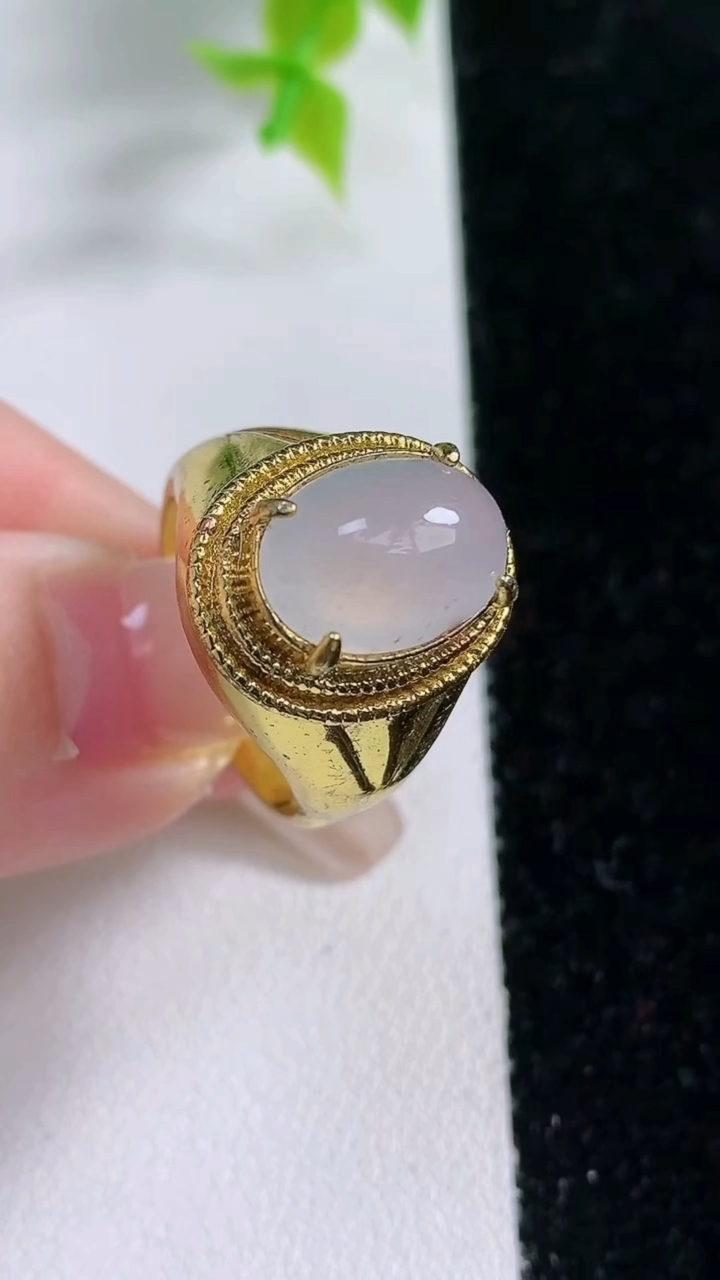 天然A货翡翠蛋面戒指，尺寸11.8-8.1-5.3，重:9.10g2026年3月5日
工厂直销收藏佳