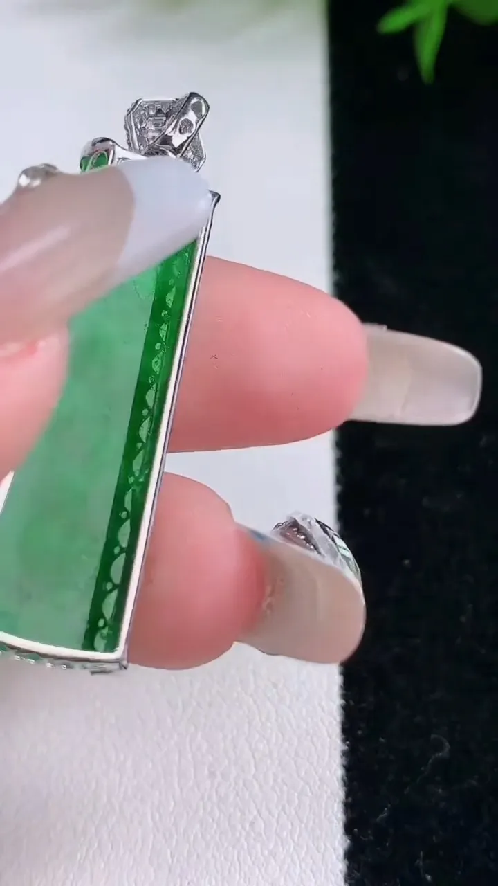 天然A货翡翠无事牌吊坠，尺寸35.6-12.4-7.2，重量:6.00g
3月5日