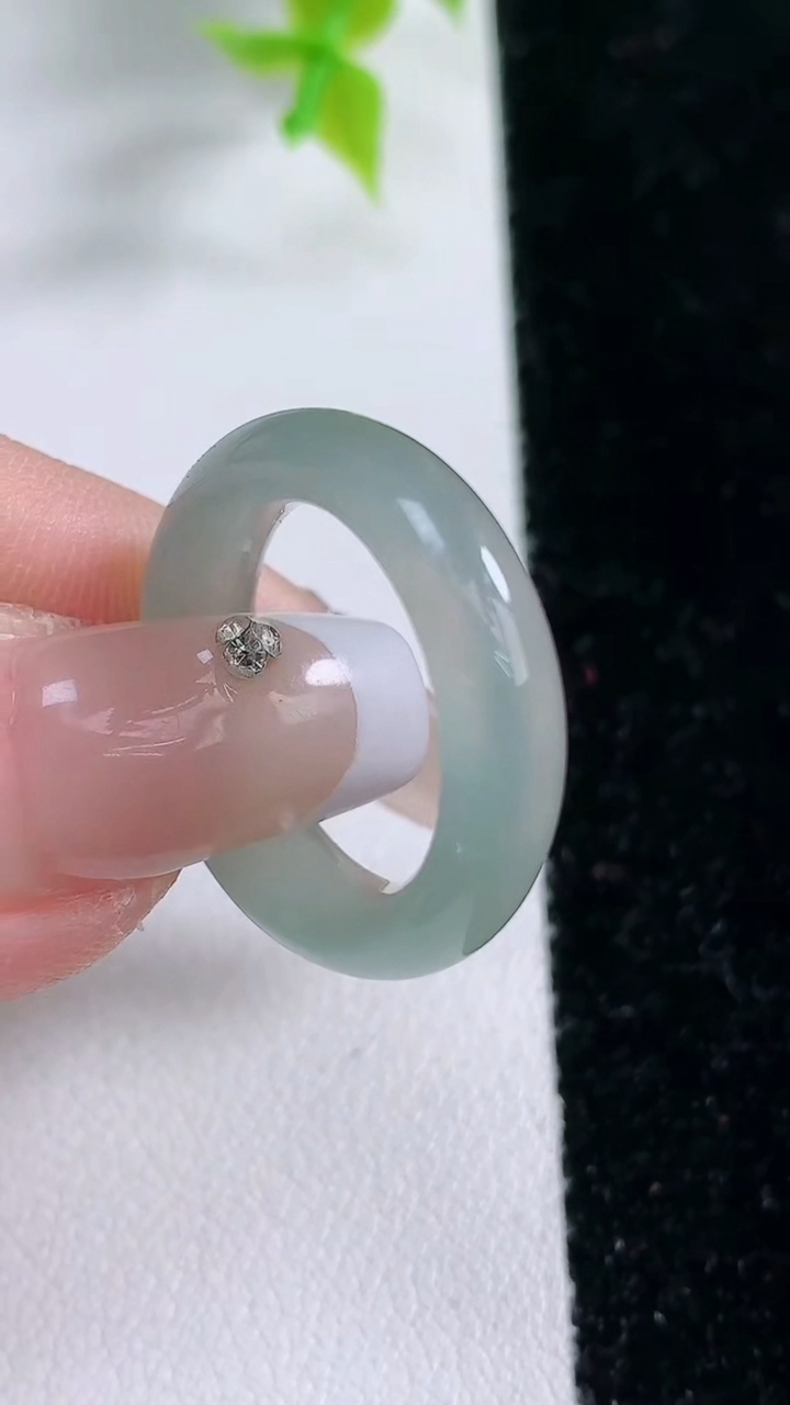 天然A货翡翠指环戒指，尺寸16.6-6-4，重:3.74g2026年3月5日
工厂直销收藏佳品,种好水足，色泽均匀，有种有色，上手高大气！