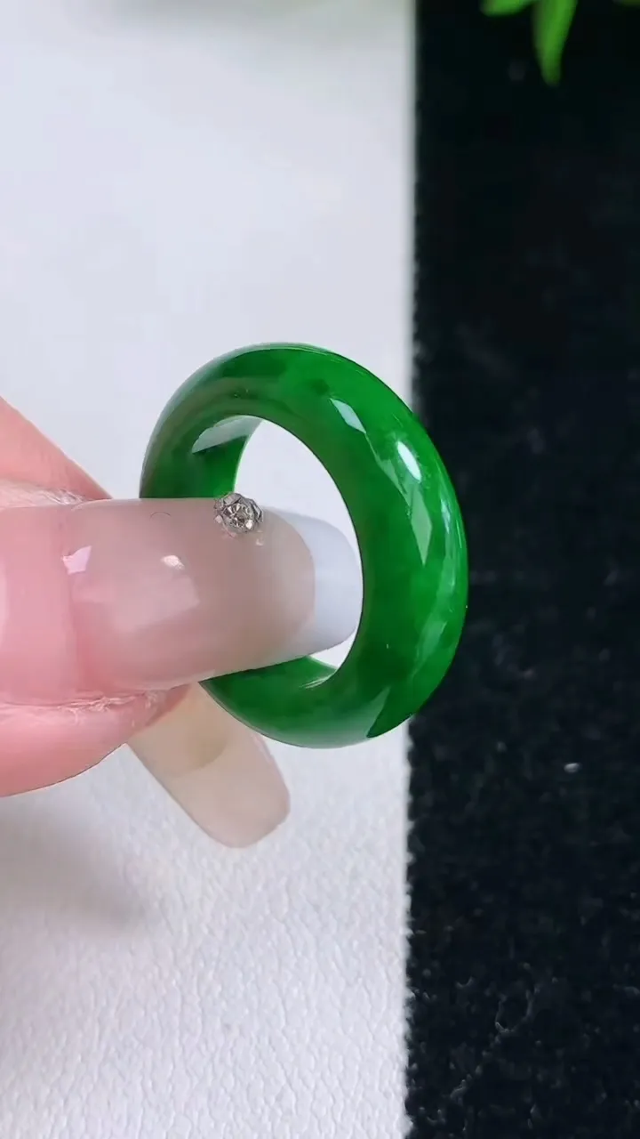 天然A货翡翠指环戒指，尺寸15.8-5.7-3.4，重量:4.14g2026年3月5日
工厂直销收藏佳品,种好水足，色泽均匀，有种有色，上手高大气！