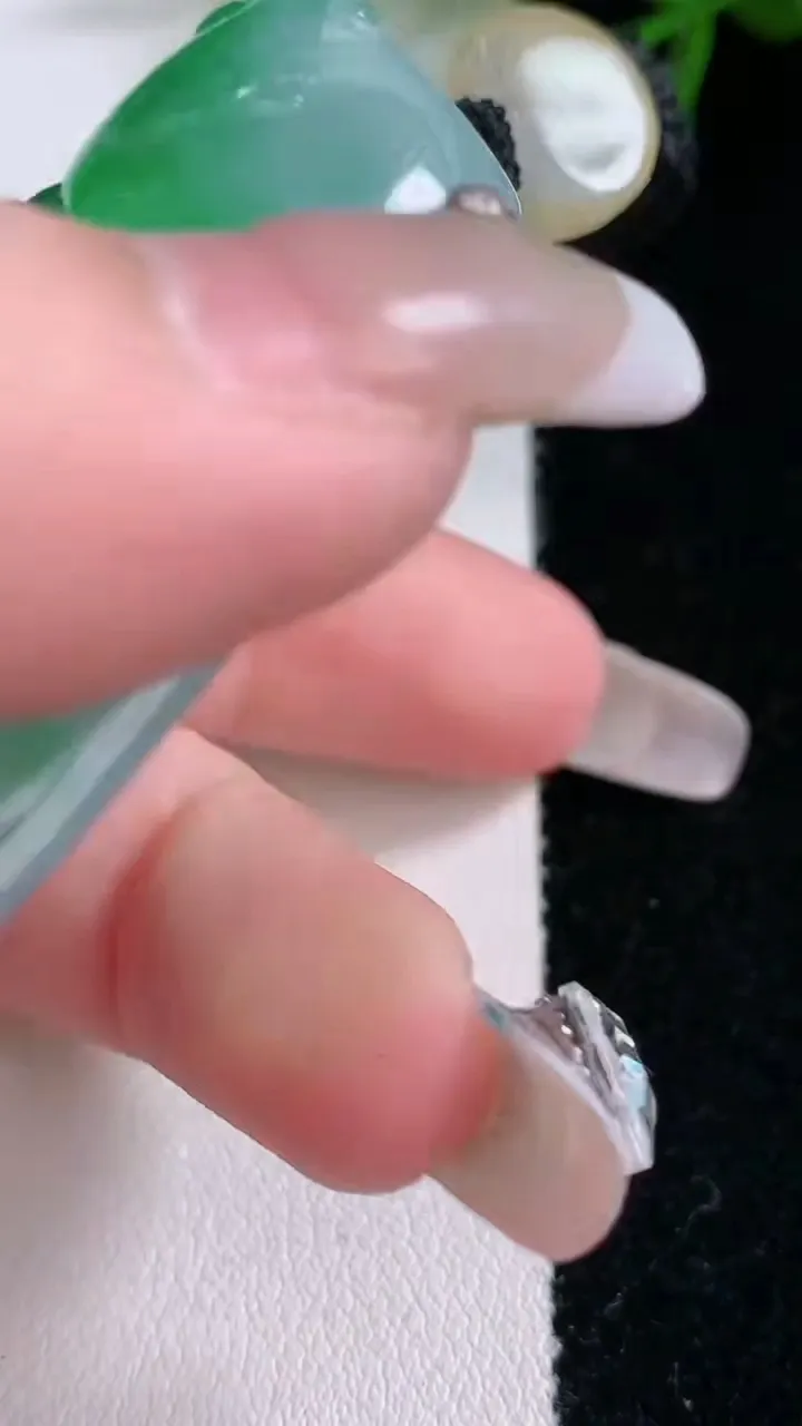 天然A货翡翠梅花鹿吊坠，尺寸60.3-31.8-19，重量:64.72g
3月5日