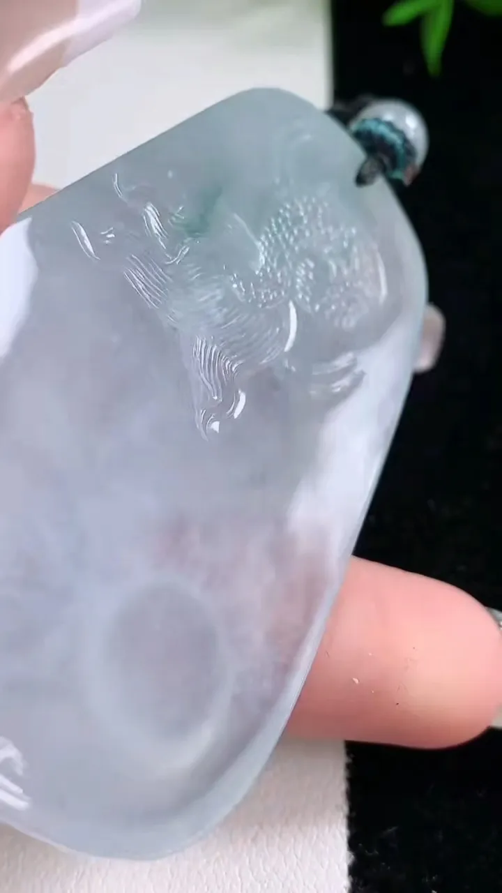 天然A货翡翠种飘花龙牌吊坠，尺寸64.8-39.3-5.6，重量:42.55g
3月5日