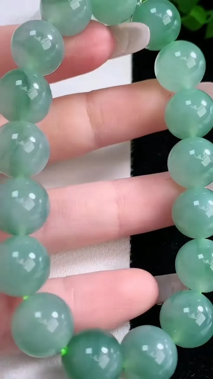 天然A货翡翠圆珠手串，尺寸12-17颗，重量:50.84g3月5日
工厂直销收藏佳品,种好水足，色泽均匀，有种有色，上手高大气！