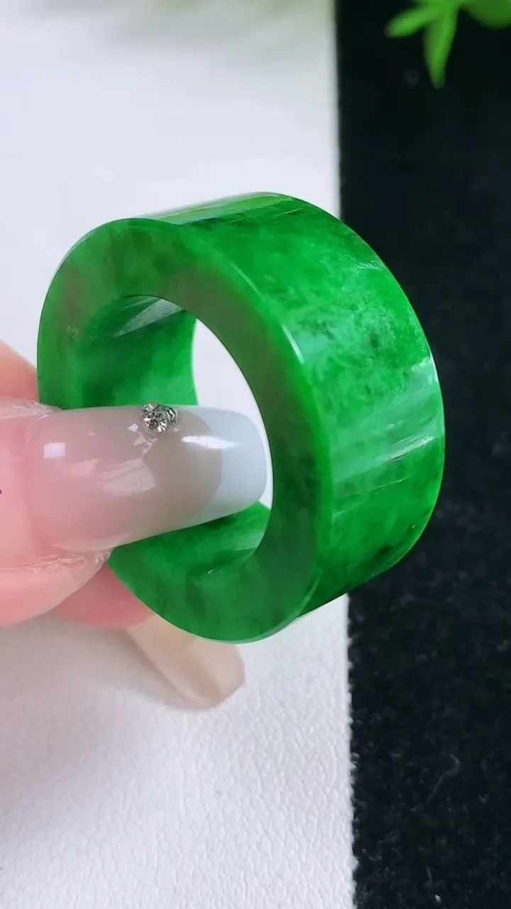 天然A货翡翠指环扳指，尺寸20.8-12.2-4.5，重量:18.15g2026年3月5日
工厂直销
