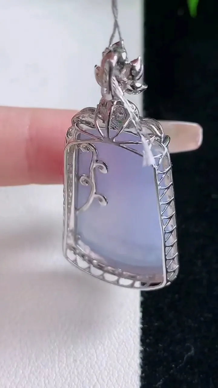 天然A货翡翠18K金紫罗兰无事牌吊坠，尺寸44-20.5-9.4，裸石29.7-19重量:8.95g
3月5日