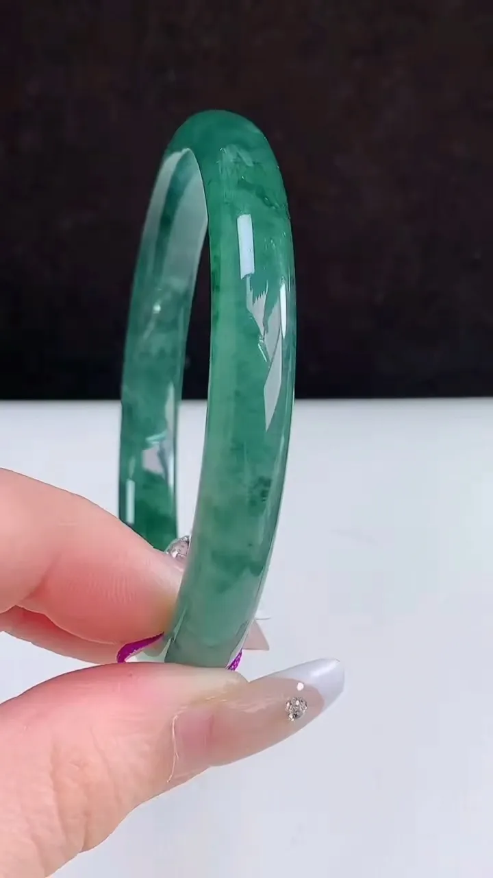 圈口60-61翡翠a货蓝水宽边大圈口手镯尺寸61-8.2-5，重量:28.94g3月5日