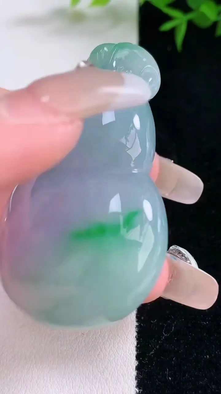 天然A货翡翠春带彩紫罗兰葫芦吊坠，尺寸56-33-11.7，重量:39.33g
3月5日