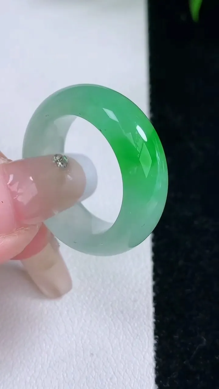 天然A货翡翠指环戒指，尺寸19.5-8.5-4.6，重量:8.39g2026年3月5日
工厂直销收藏佳品,种好水足，色泽均匀，有种有色，上手高大气！