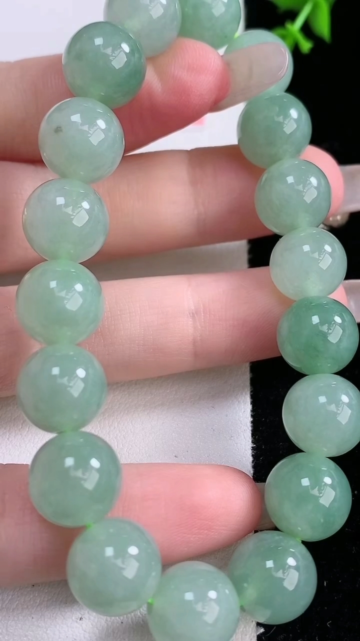 天然A货翡翠圆珠手串，尺寸10.8-18颗，重量:40.00g3月5日
工厂直销收藏佳品,种好水足，