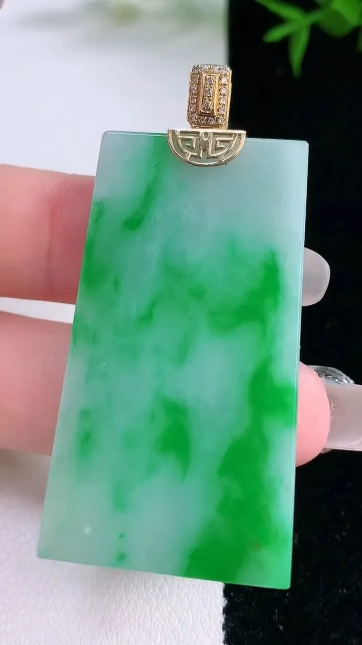 天然A货翡翠无事牌吊坠，尺寸46.7-25.8-3.6，重量:15.14g
3月5日