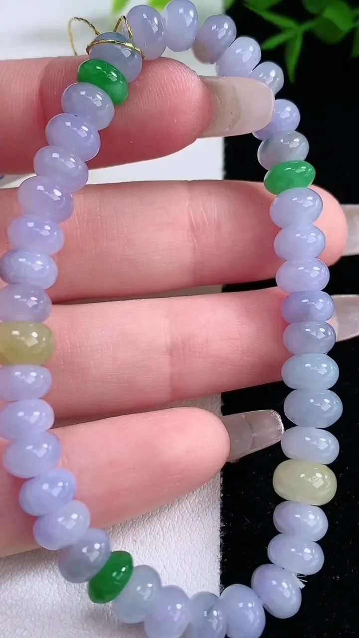 天然A货翡翠三彩算盘珠手串，尺寸6.7-4.2-41颗，重量:17.10g3月5日
工厂直销收藏佳品