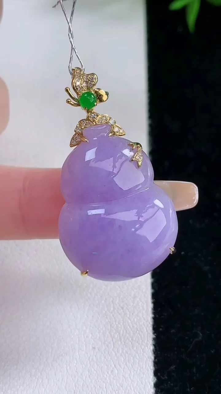 天然A货翡翠18K金紫罗兰葫芦吊坠，尺寸35.6-25.7-19.2-9，重量:6.77g
3月5日