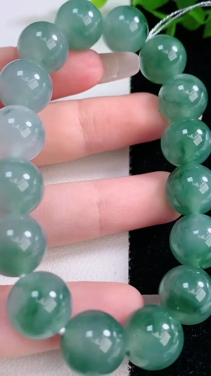 天然A货翡翠种飘花圆珠手串，尺寸12.6-16颗，重量:53.92g3月5日
工厂直销收藏佳品,种好水足，色泽均匀，有种有色，上手高大气！