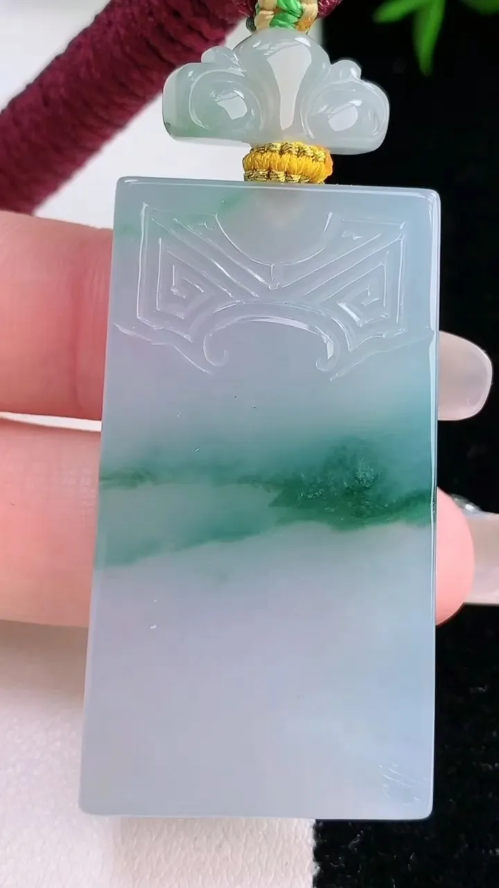 天然A货翡翠冰种飘花仿古无事牌吊坠，尺寸46.4-25.2-5，重量:24.49g
3月5日